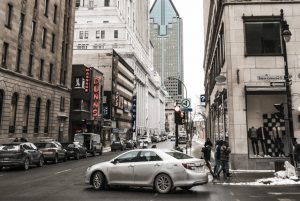 Pourquoi l’assurance auto est plus chère pour les nouveaux arrivants au Québec et comment réduire sa prime